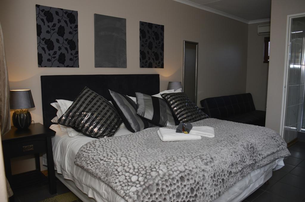 Two Bells Guest House Bloemfontein Exterior foto
